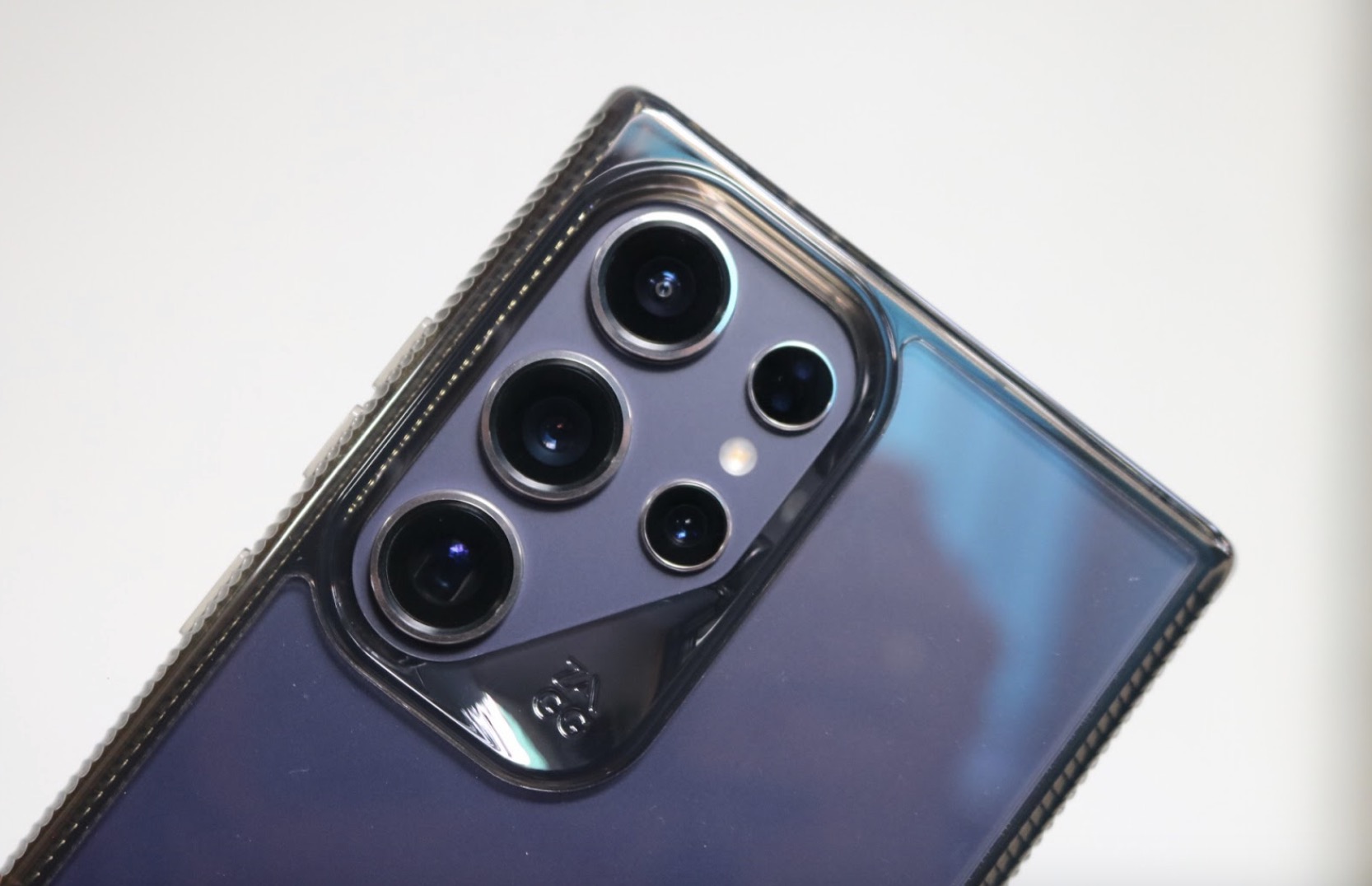 Thiết kế nhiều đường gân, viền camera nhô cao để bảo vệ điện thoại 