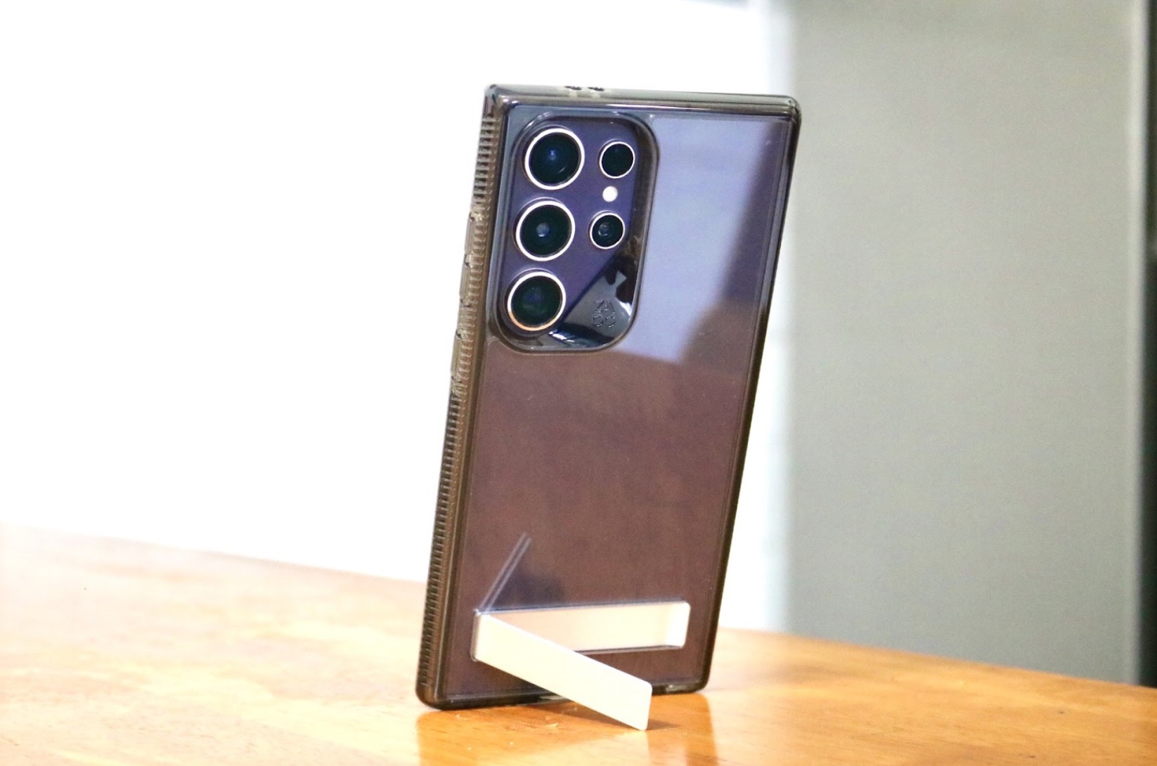 Tích hợp chân đế Kickstand dễ dàng đặt điện thoại trên mặt phẳng 