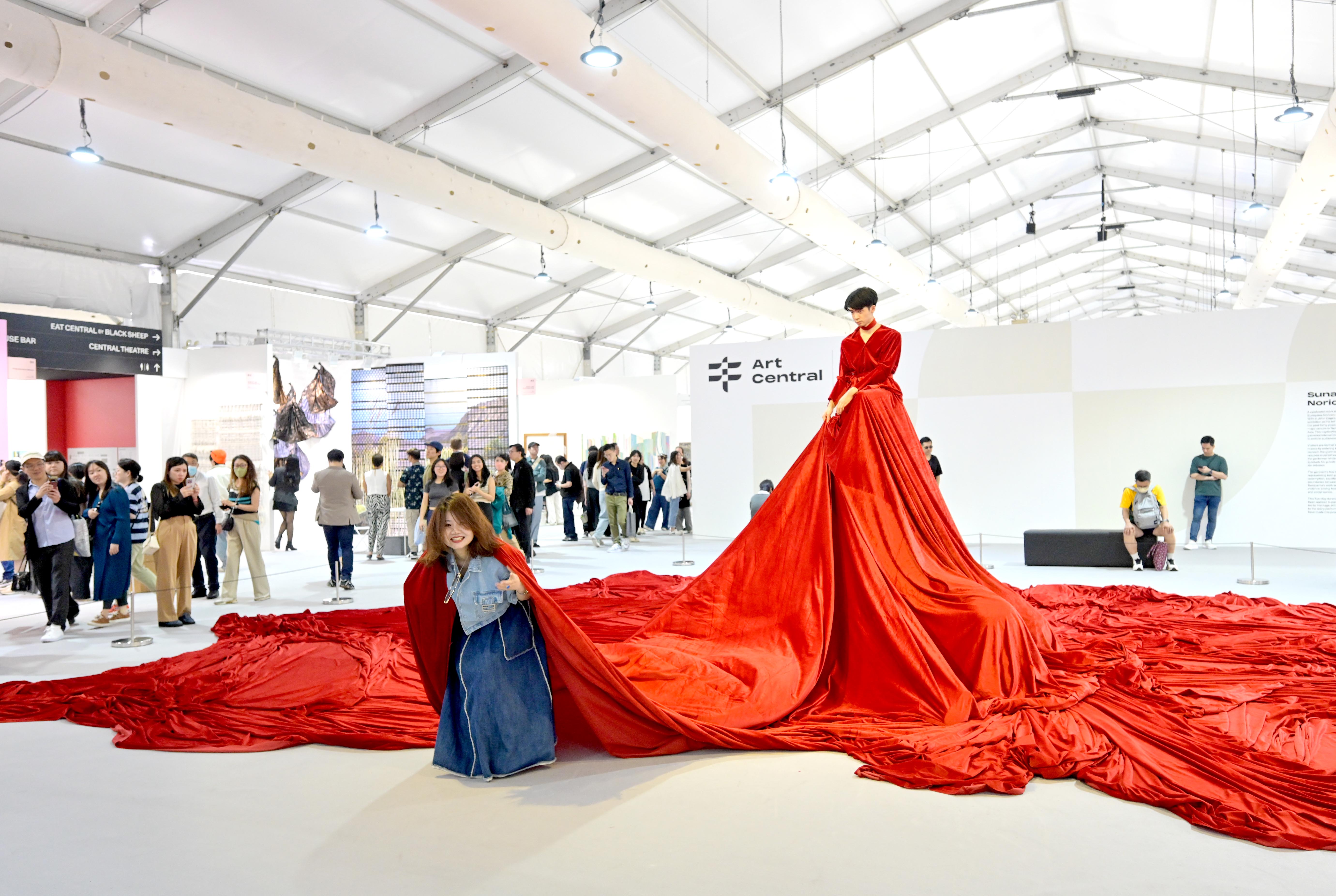 1712710128 117 Hong Kong soi dong trong 8220Art March8221 le ky niem TechTimes Vietnam Hồng Kông sôi động trong “Art March”- lễ kỷ niệm nghệ thuật và văn hóa kéo dài 1 tháng