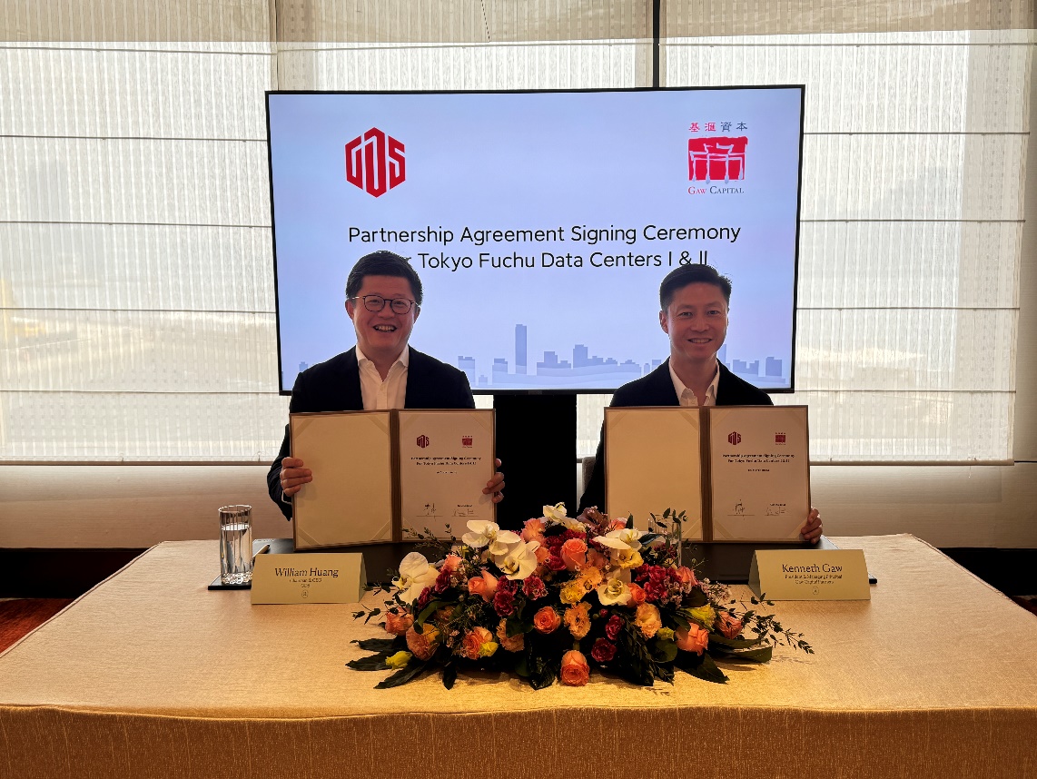 GDS hợp tác với Gaw Capital Partners để xây dựng trung tâm dữ liệu 40 MW tại Tokyo, Nhật Bản TechTimes Vietnam GDS Founder, Chairman, and CEO William Huang (left) and Gaw Capital Partners President and Managing Principal Kenneth Gaw (right) at the signing ceremony in Hong Kong