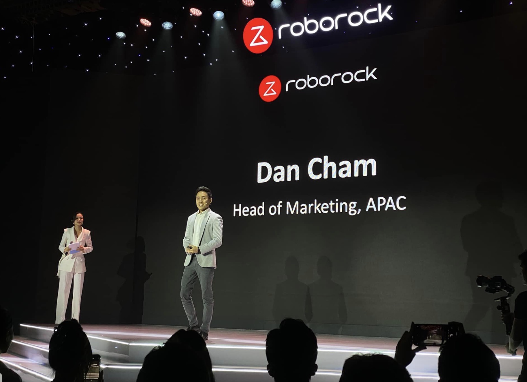 Roborock ra mắt loạt sản phẩm mới, giá từ 9,49 triệu đồng tại Việt Nam TechTimes Vietnam Ông Dan Cham - phụ trách marketing khu vực APAC của Roborock phát biểu tại sự kiện.