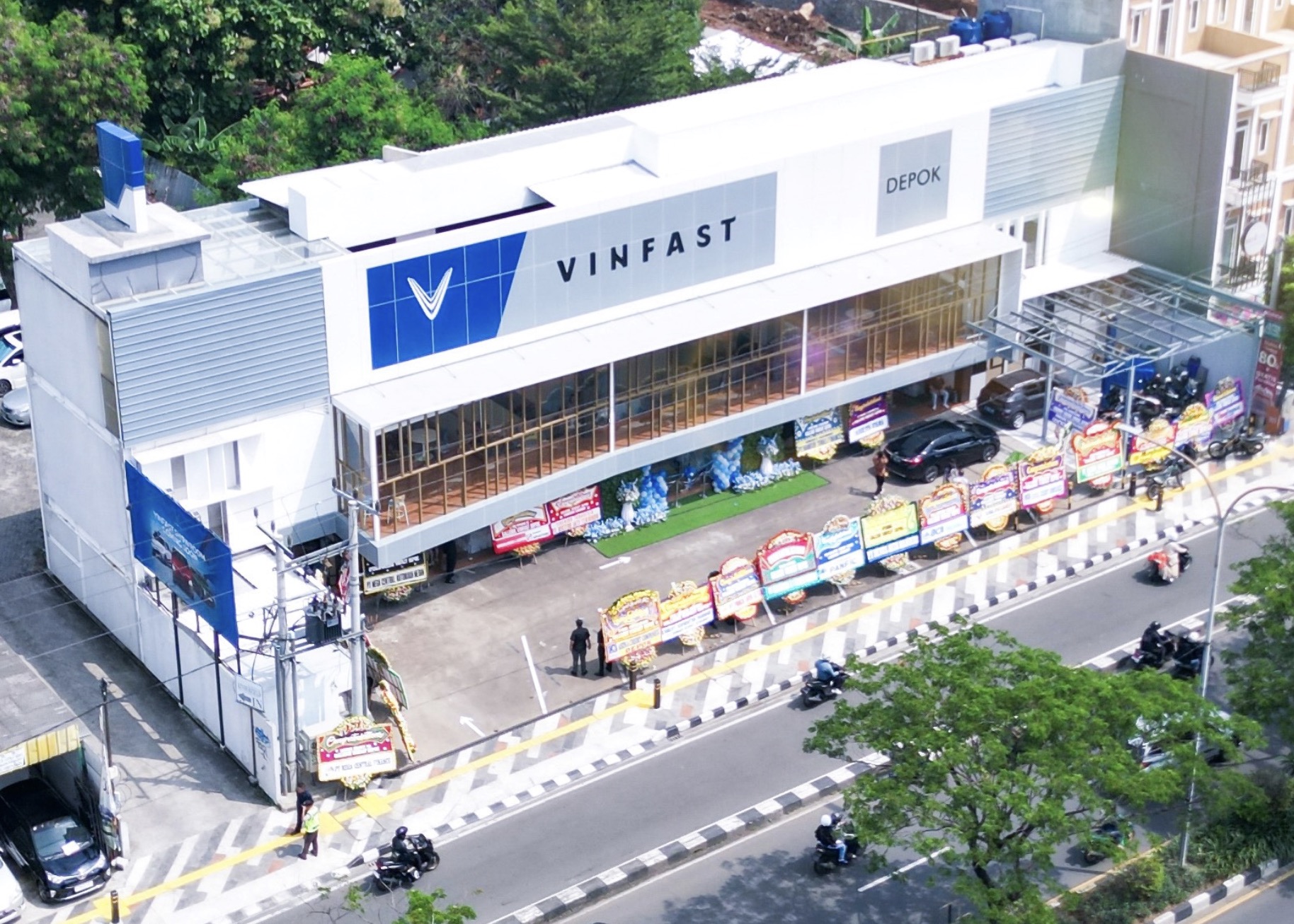 Showroom VinFast tại Indonesia, thuộc sở hữu của PT Gallerie Setia Utama, trưng bày các mẫu xe điện VinFast, bao gồm VF 5 và VF e34, và cung cấp dịch vụ chăm sóc khách hàng toàn diện.