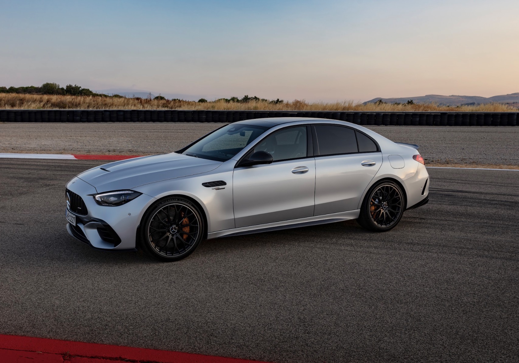 Mercedes-AMG C 63 S E PERFORMANCE có giá 4,9 tỷ đồng tại Việt Nam