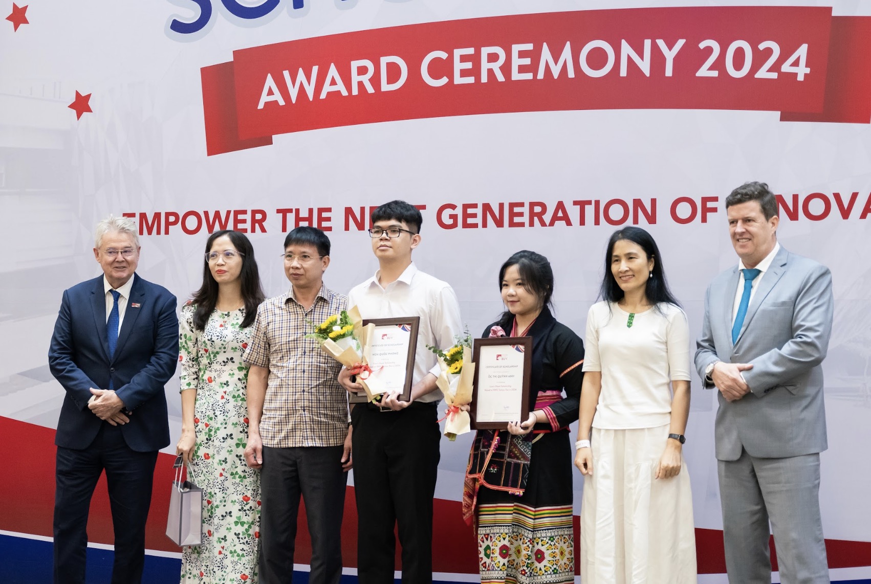 Đại học Anh Quốc trao học bổng cho học sinh lớp 12