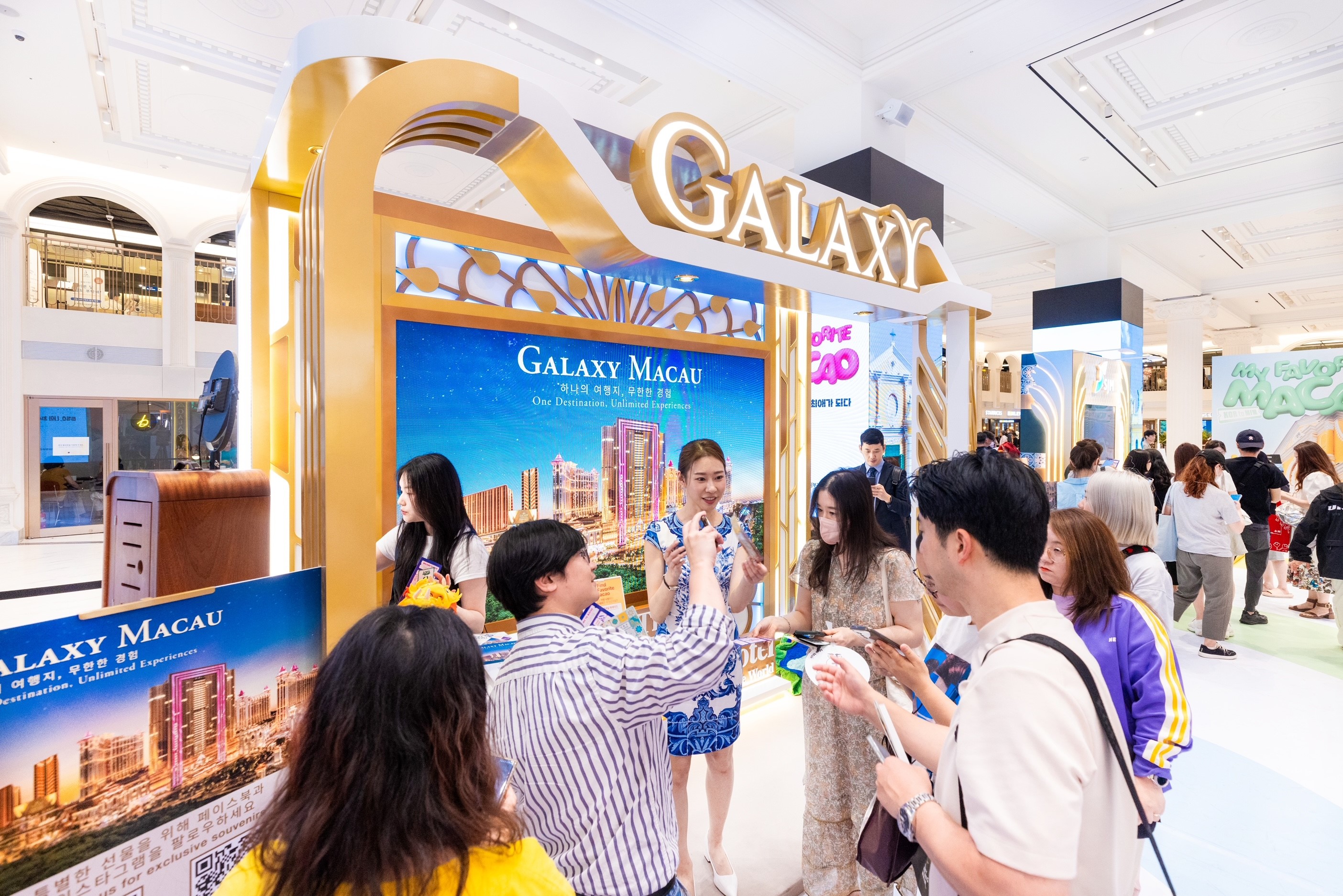 Galaxy Macau™ tham gia roadshow quảng bá du lịch tại Hàn Quốc để thu hút khách du lịch TechTimes Vietnam Galaxy Macau showcases a diverse range of exciting travel products at the roadshow, attracting local residents and tourists alike.