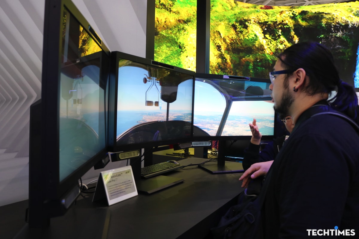 Khách thích thú với trải nghiệm 3D không cần kính của SpatialLabs.
