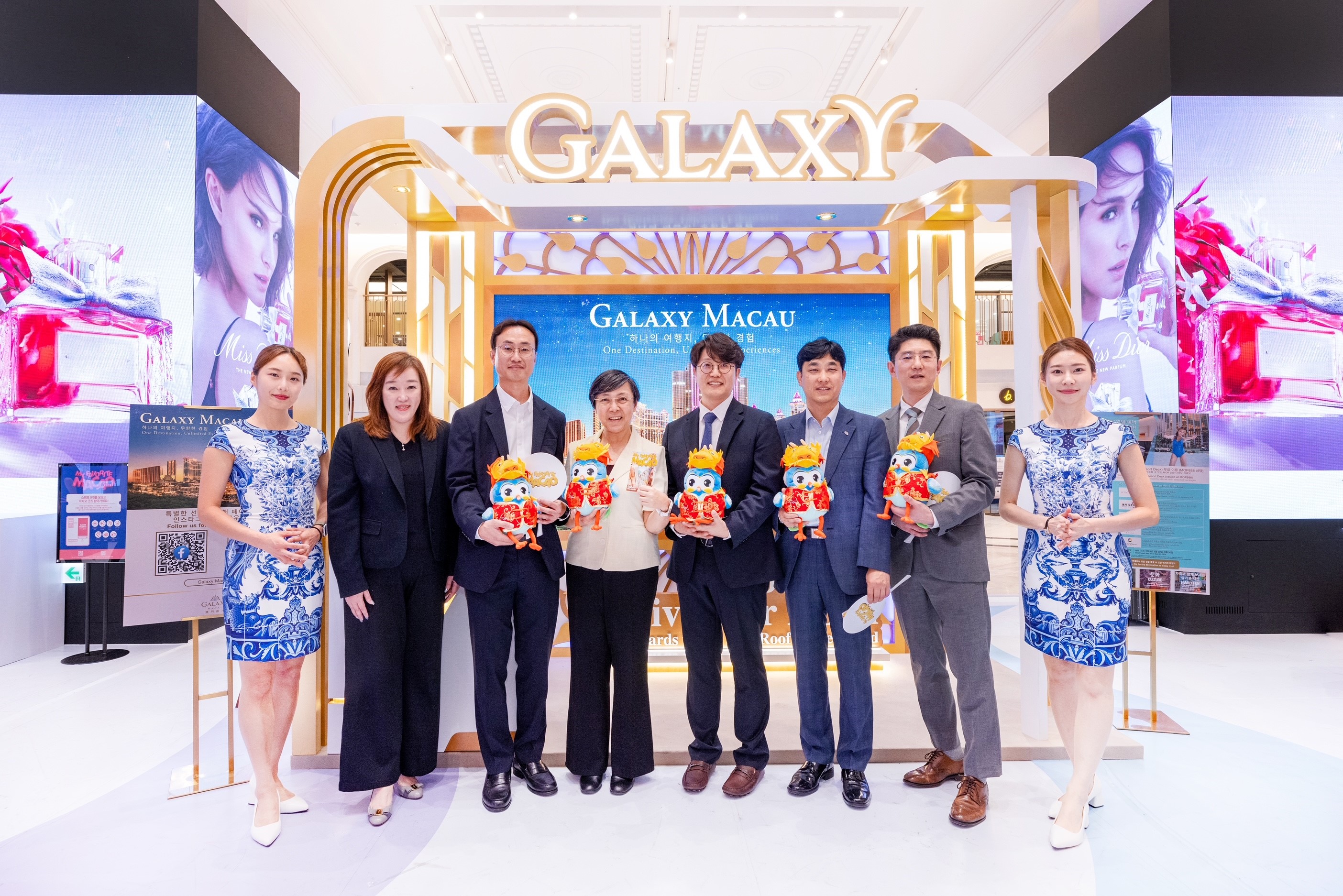 Galaxy Macau™ tham gia roadshow quảng bá du lịch tại Hàn Quốc để thu hút khách du lịch TechTimes Vietnam L-R: Ms. Vivian Lo, Assistant Vice President, Leisure Sales at Galaxy Macau; Mr. Oh Seung Jun, Head of Payment Group of Kakao Pay; Ms. Maria Helena de Senna Fernandes, Director of Macao Government Tourism Office; Mr. Lee Ho Geun, Director of Good Choice Company; Mr. Seo Dae Hun, Director of Korea Association of Travel Agents (KATA); Mr. Chris Lew, Representative of Macao Government Tourism Office Korea joined the opening ceremony of the “Experience Macao Korea Roadshow” on May 30 afternoon.