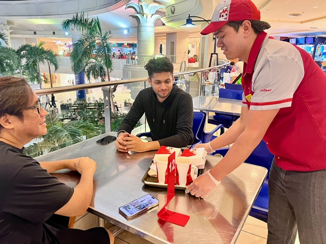 Nha hang Jollibee la mot trong 10 thuong hieu hang TechTimes Vietnam Nhà hàng Jollibee là một trong 10 thương hiệu hàng đầu về sự hài lòng của khách hàng tại Kuwait