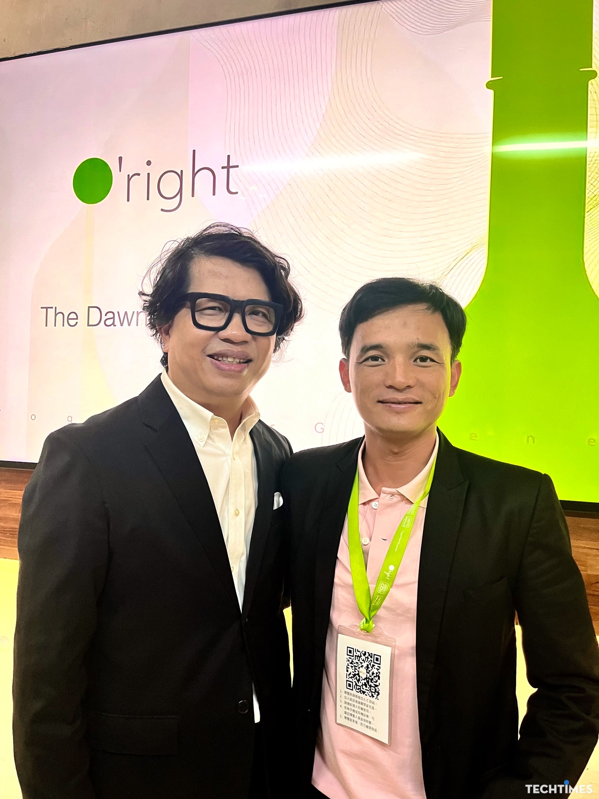 Ông Steven Ko chụp ảnh lưu niệm cùng đại diện TechTimes.
