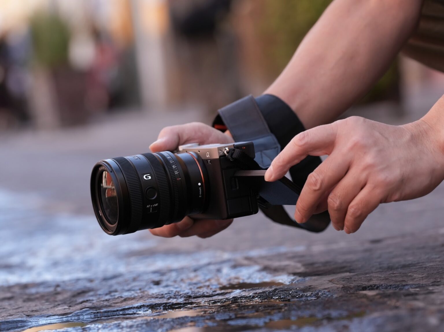 Sony ra mắt 2 mẫu ống kính zoom FE mới tại Việt Nam Sony ra mắt 2 mẫu ống kính zoom FE mới tại Việt Nam
