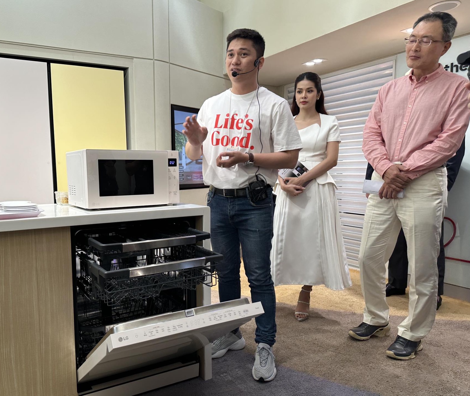 LG Electronics Việt Nam vừa ra mắt bộ thiết bị gia dụng Quadwash TrueSteam, LG NeoChef và InstaView Door-in-Door với thiết kế tối ưu cho không gian sống.