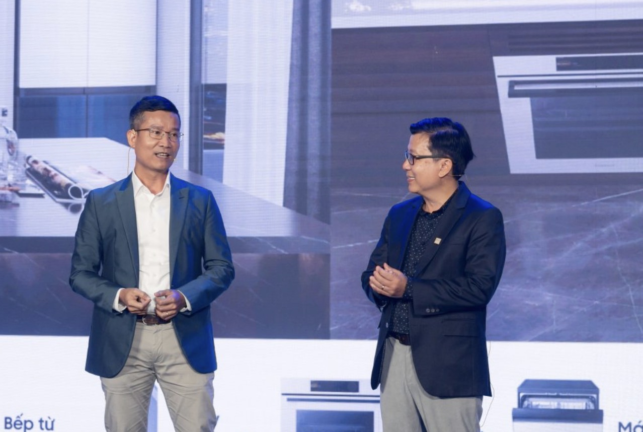 Samsung công bố kết quả cuộc thi Thiết kế Bespoke Be Home 2024 TechTimes Vietnam Ông Nguyễn Minh Tâm – Giám đốc Ngành hàng Điện tử tiêu dùng Samsung (trái) và ông Hồ Tấn Dương – Chủ tịch Hiệp hội thiết kế VDAS chia sẻ tại lễ trao giải