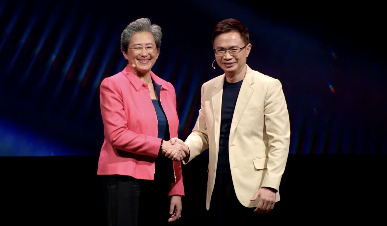 Chủ tịch TAITRA - ông James C. F. Huang và CEO AMD - bà Lisa Su bắt tay tại buổi họp báo toàn cầu khai mạc COMPUTEX.