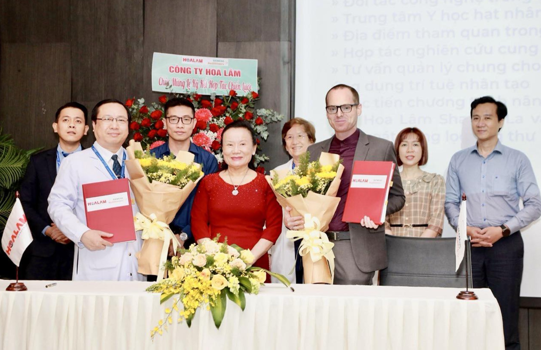 Lễ ký kết có sự tham dự của bà Trần Thị Lâm, Chủ tịch sáng lập Tập đoàn Hoa Lâm; TS.BS Trương Vĩnh Long, Giám đốc Bệnh viện Gia An 115; ông Fabian Singer, Giám đốc điều hành Siemens Healthineers Việt Nam; cùng các thành viên khác của hai bên.