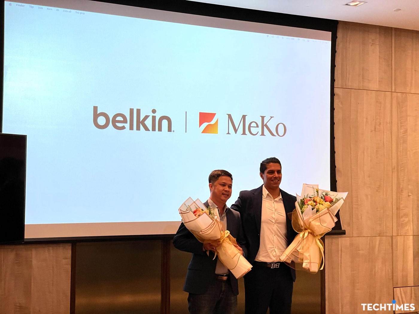 Đại diện nhà phân phối MeKo và Belkin chụp ảnh lưu niệm tại buổi ra mắt sản phẩm.