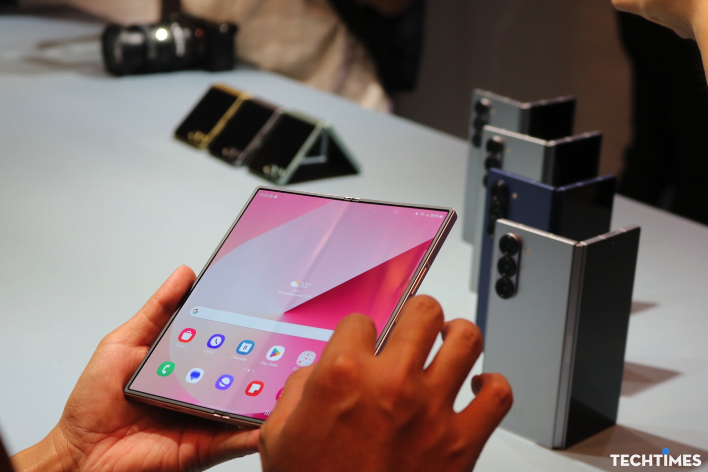 Galaxy Z Fold6 với Galaxy AI giúp gì để công việc kinh doanh hiệu quả? TechTimes Vietnam Galaxy Z Fold6 Flip6 TechTimes 1 TechTimes Vietnam Galaxy Z Fold6 với Galaxy AI giúp gì để công việc kinh doanh hiệu quả?