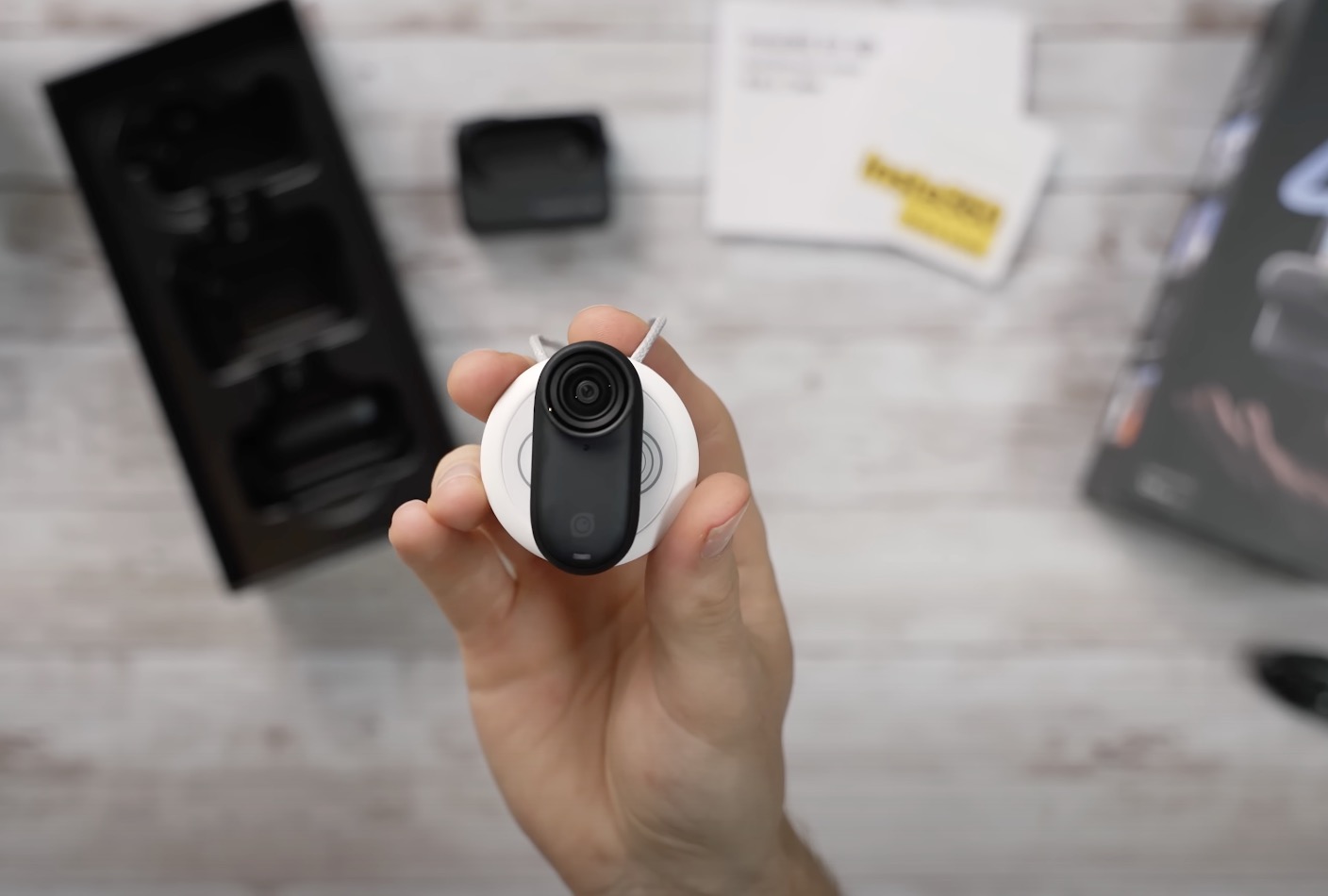 Đánh giá chi tiết Insta360 GO 3S: Chất lượng cao, nhiều cải tiến vượt trội TechTimes Vietnam Dây đeo từ tính khá thú vị với độ gắn chắn chắn rất khó bị rơi.