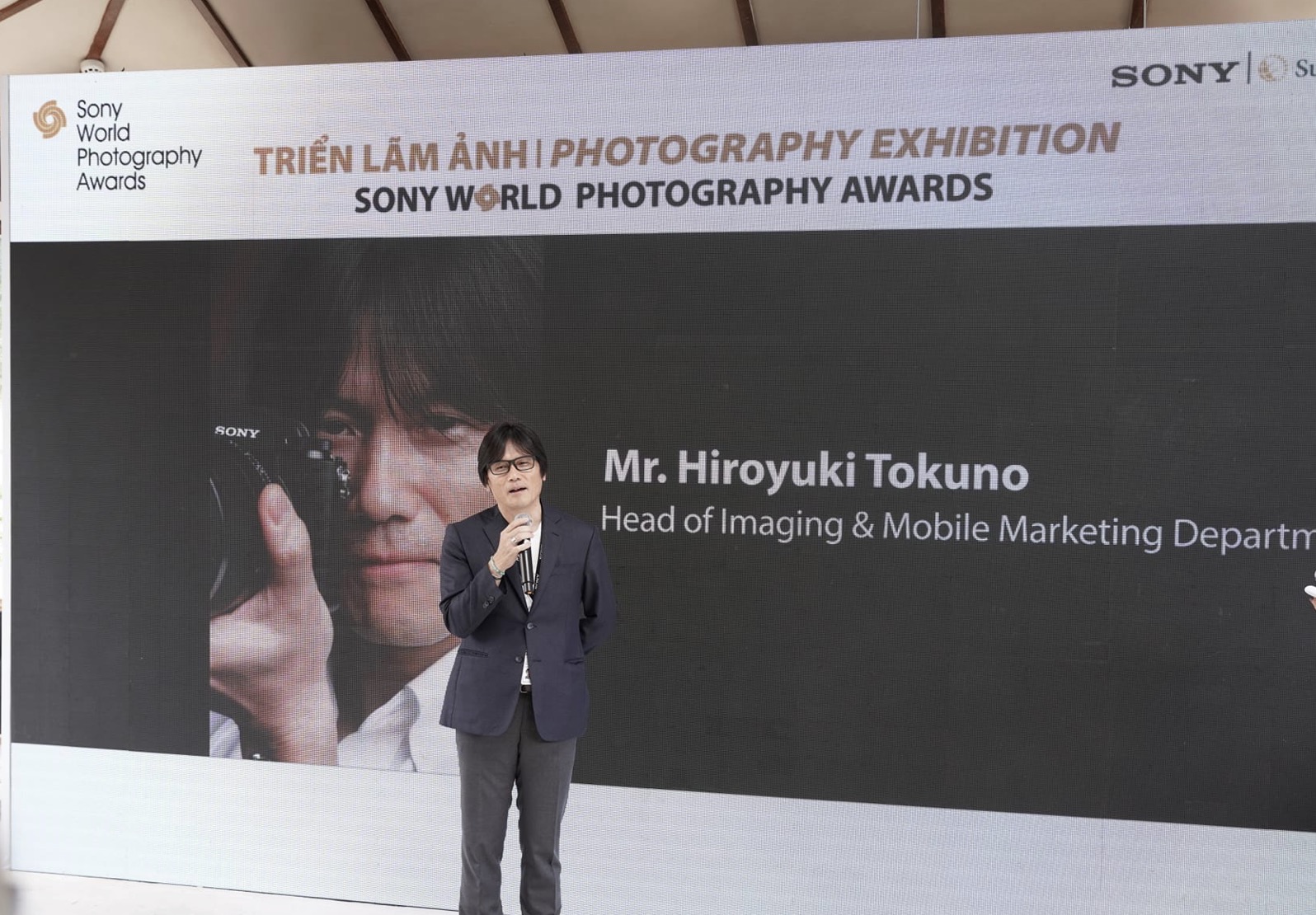 Ông Hiroyuki Tokuno - Trưởng bộ phận truyền thông Hình ảnh & Di động của Sony phát biểu tại sự kiện.