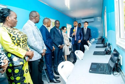 Huawei va Vodacom Tanzania da khoi dong mot sang kien TechTimes Vietnam Huawei và Vodacom Tanzania đã khởi động một sáng kiến mang tên "DigiTruck" với mục tiêu thúc đẩy quá trình số hóa ở Tanzania một cách toàn diện và bền vững