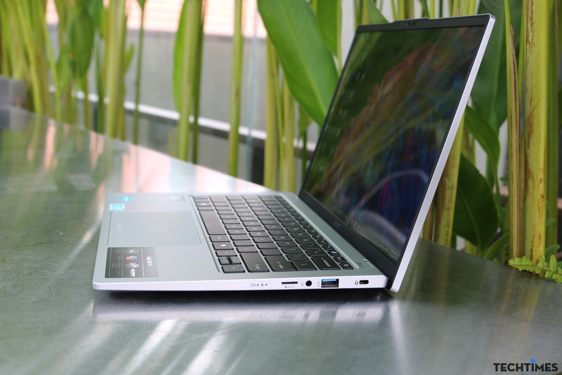 Đánh giá Acer Swift Go 14 AI OLED (SFG14-73): Màn hình đẹp, chức năng AI hữu ích TechTimes Vietnam Cổng giao tiếp ở cạnh phải của máy gồm có 1 khe cắm thẻ nhớ microSD, khe tai nghe 3,5mm, USB-A và khe lock Kensington.