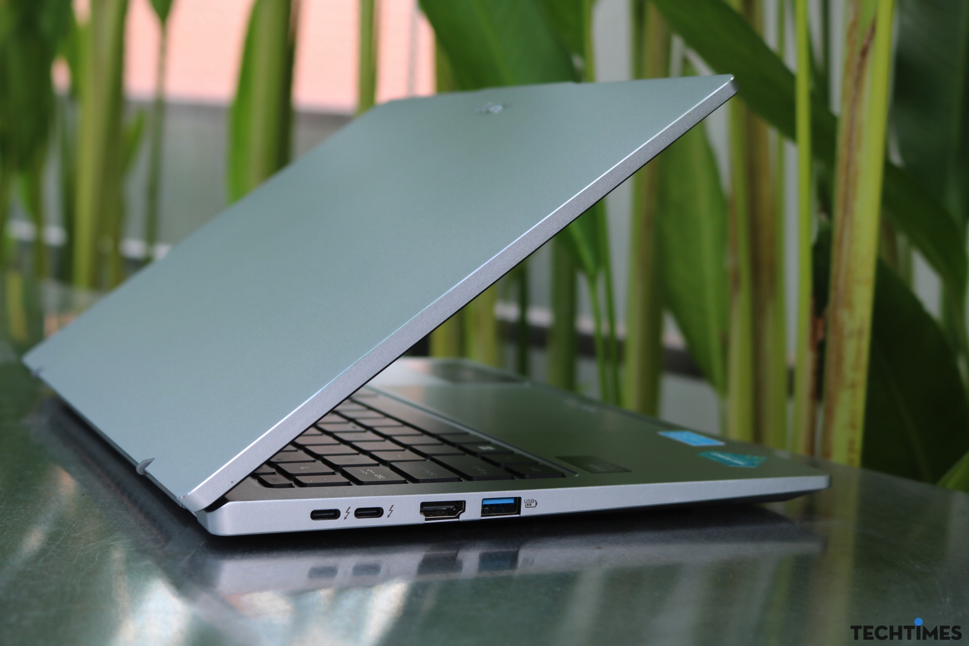 Đánh giá Acer Swift Go 14 AI OLED (SFG14-73): Màn hình đẹp, chức năng AI hữu ích TechTimes Vietnam Trong khi cạnh trái là nơi bố trí 2 cổng USB-C hỗ trợ sạc, HDMI và USB-A.