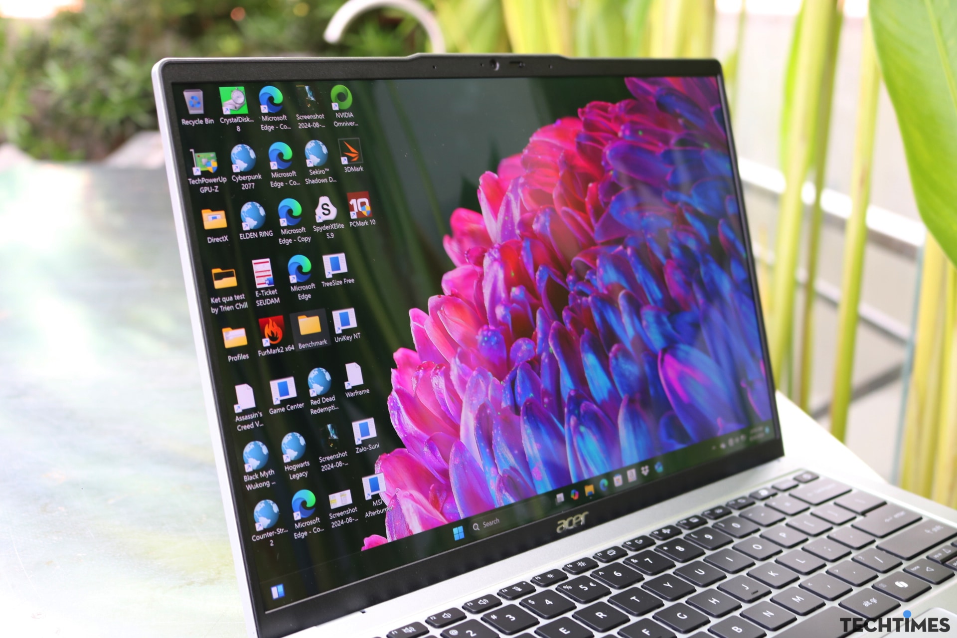 Đánh giá Acer Swift Go 14 AI OLED (SFG14-73): Màn hình đẹp, chức năng AI hữu ích TechTimes Vietnam Màn hình vẫn hiển thị cực kỳ rực rỡ và sắc nét dù ở ngoài trời sáng.