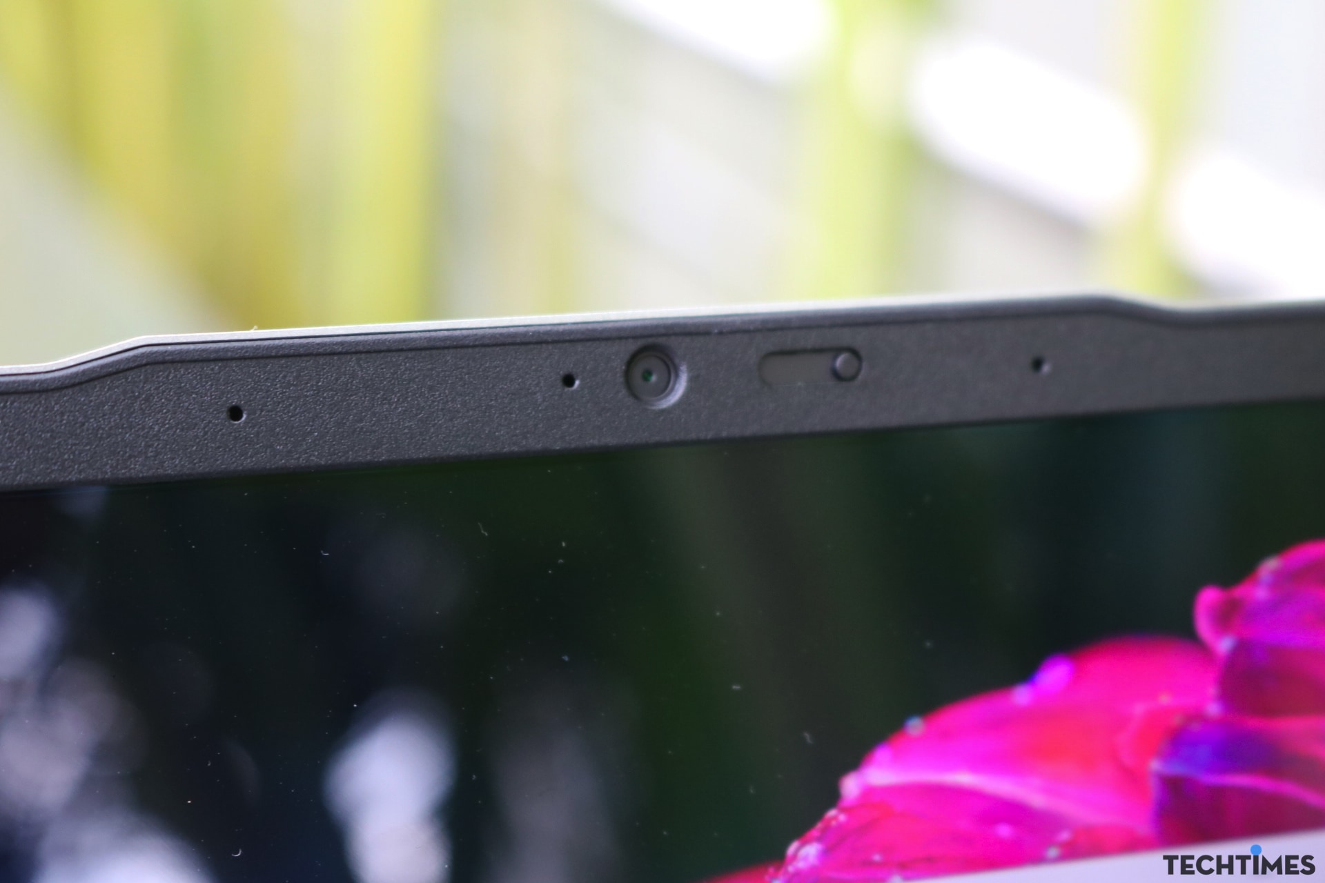 Đánh giá Acer Swift Go 14 AI OLED (SFG14-73): Màn hình đẹp, chức năng AI hữu ích TechTimes Vietnam Viền màn hình có độ hoàn thiện cao, từ các khe micro cho đến nút gạt khoá camera.