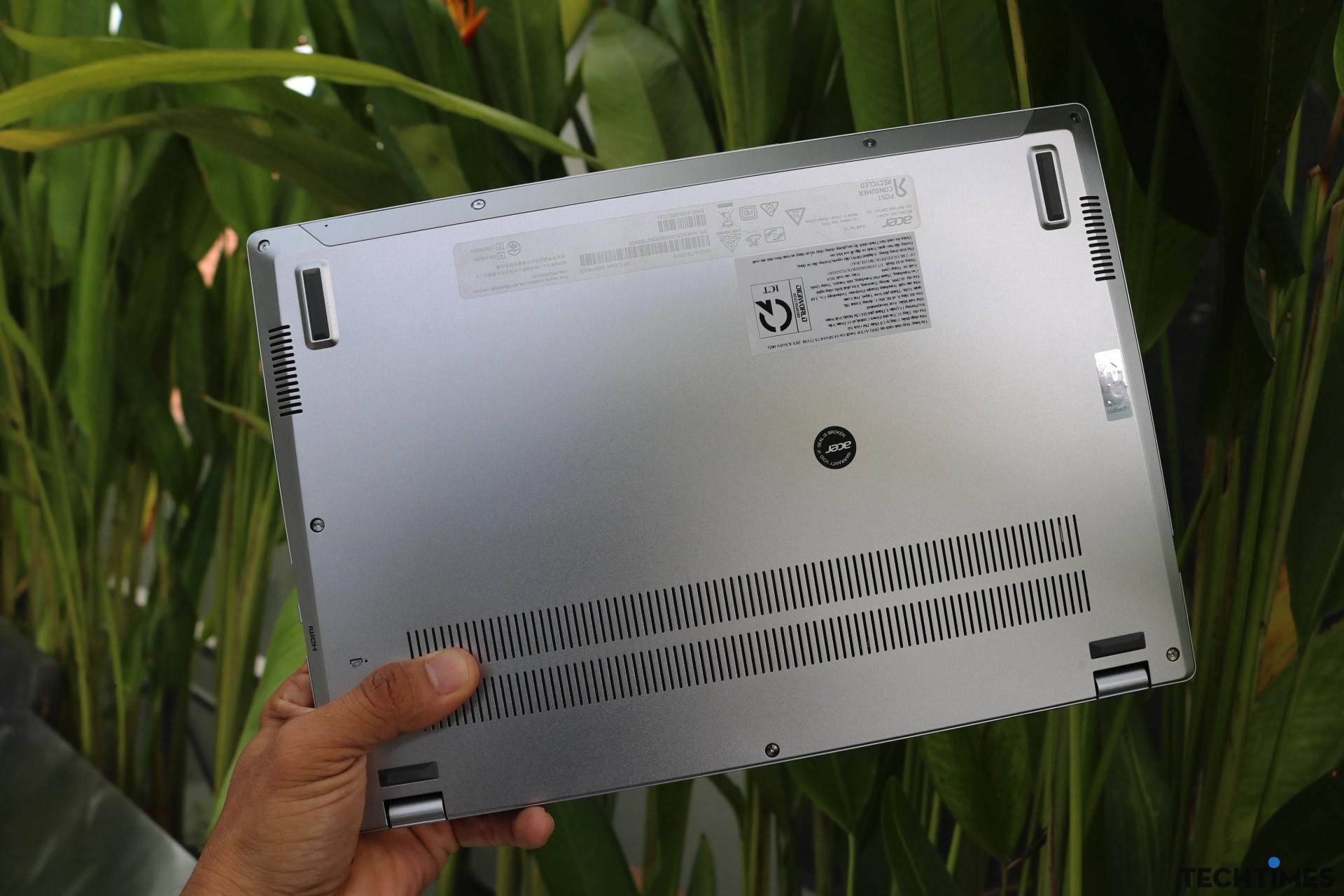 Đánh giá Acer Swift Go 14 AI OLED (SFG14-73): Màn hình đẹp, chức năng AI hữu ích TechTimes Vietnam Bên dưới đáy máy là khe tản nhiệt và 2 khe loa 2 bên.