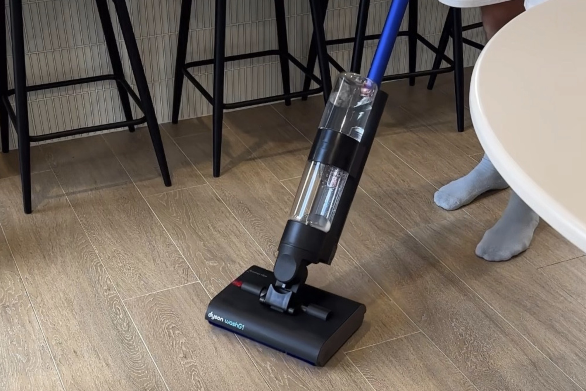 Đánh giá chi tiết Dyson WashG1: Giải pháp làm sạch sàn cứng hiện đại hiệu quả