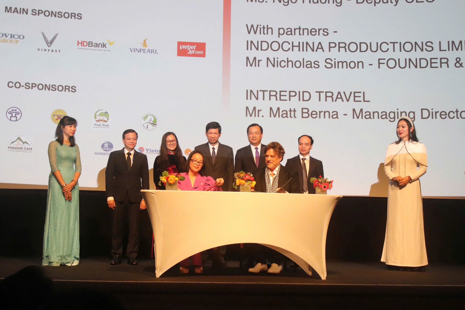 1727409230 51 Tap doan VinGroup ky bien ban ghi nho ve hop TechTimes Vietnam Tập đoàn VinGroup ký biên bản ghi nhớ về hợp tác với Warner Music Group và Indochina Productions