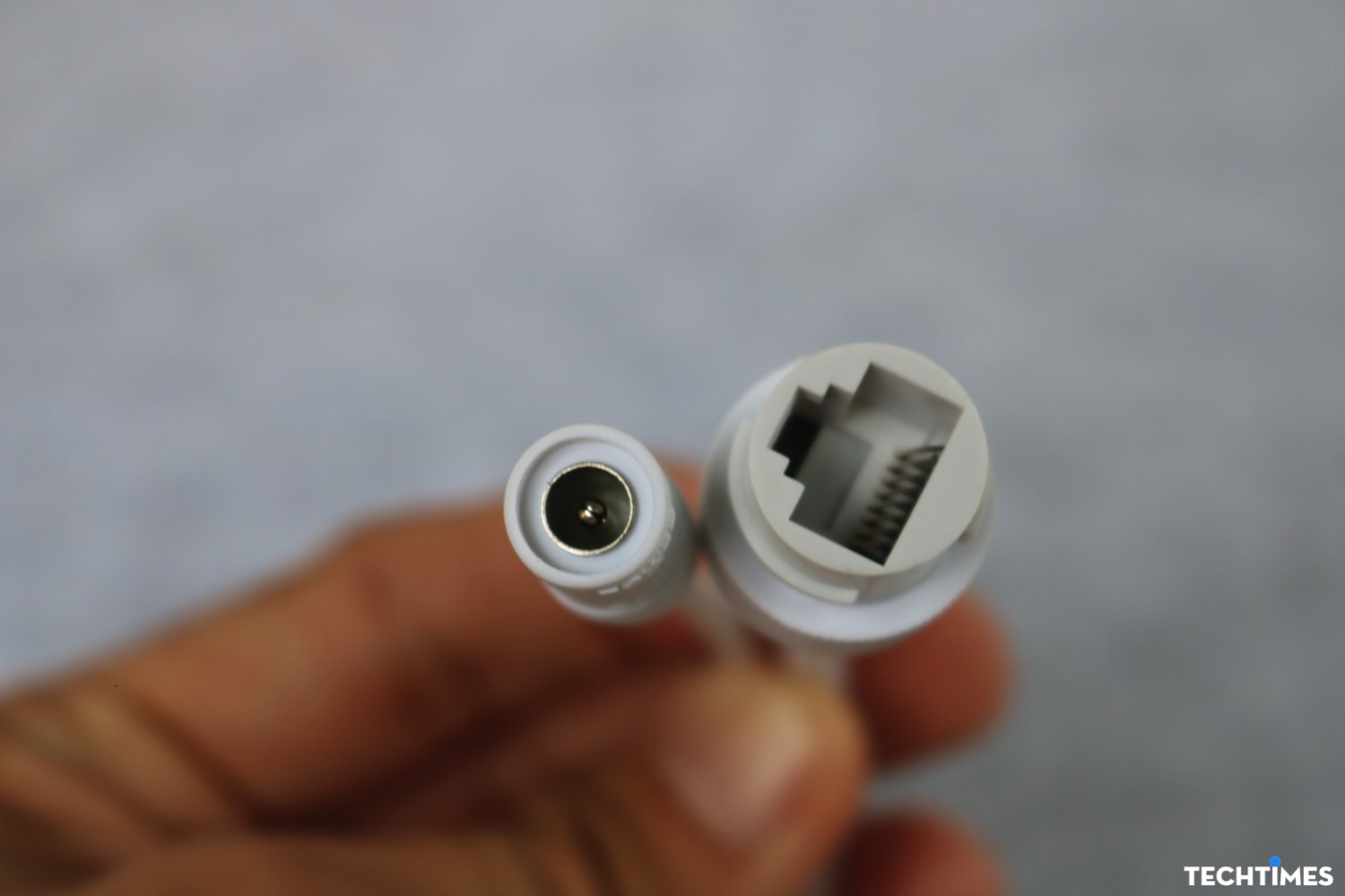 Camera cũng tích hợp cổng LAN để kết nối có dây với hệ thống mạng.