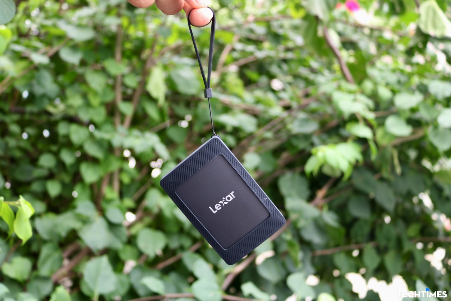 Với bỏ bảo vệ chống sốc tích hợp nam châm Magsafe đi kèm, Lexar SL500 thực sự an toàn khi dùng cơ động.