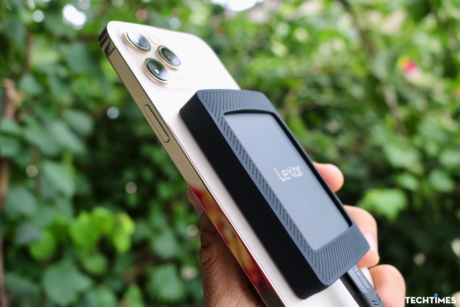 Nam châm từ tính cao giúp hút chặt ổ SSD di động với thiết bị iPhone, giúp chụp ảnh và sao lưu dữ liệu video an toàn.