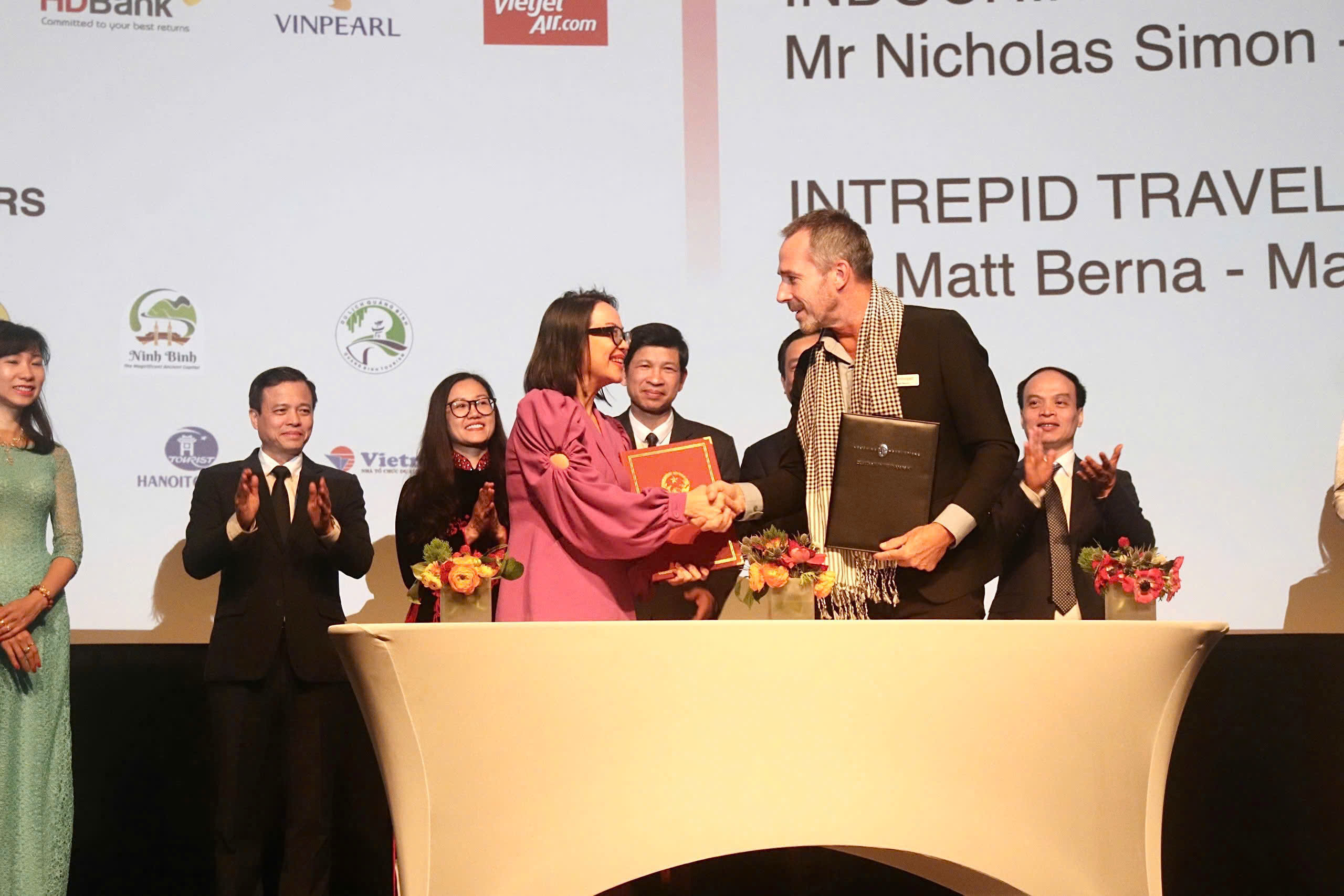 Tap doan VinGroup ky bien ban ghi nho ve hop TechTimes Vietnam Tập đoàn VinGroup ký biên bản ghi nhớ về hợp tác với Warner Music Group và Indochina Productions