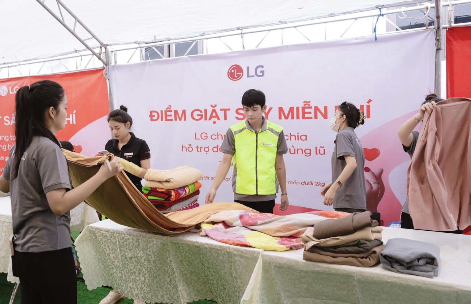 LG mở trạm giặt sấy miễn phí và bảo hành đặc biệt cho người dân vùng lũ LG mở trạm giặt sấy miễn phí và bảo hành đặc biệt cho người dân vùng lũ