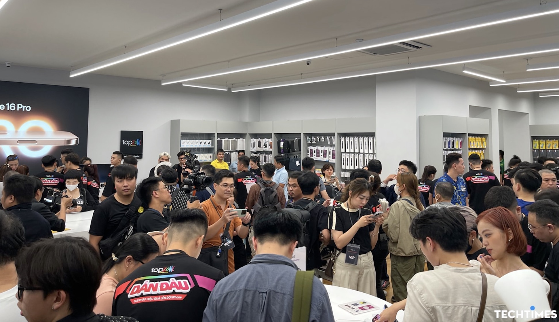 TopZone đạt hơn 60 đơn hàng iPhone 16 Series