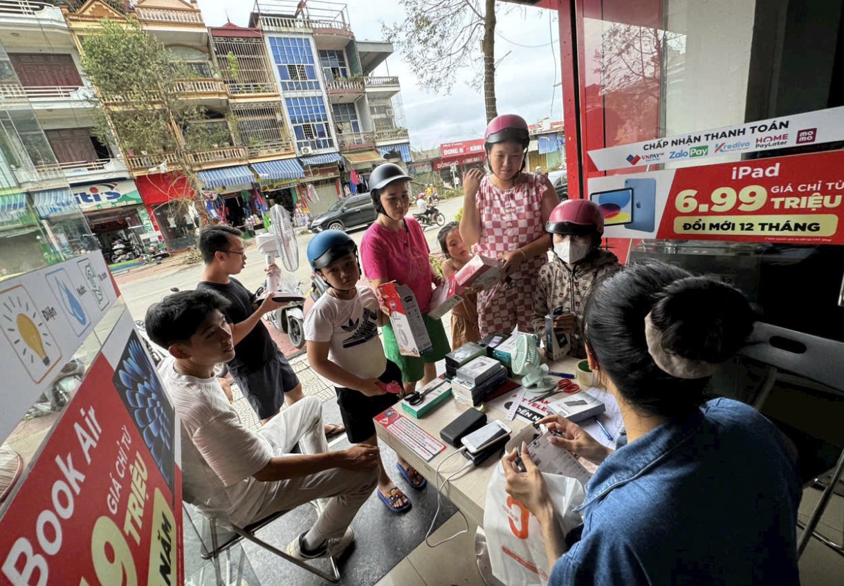 FPT Shop triển khai điểm sạc miễn phí cho người dân vùng bão Yagi