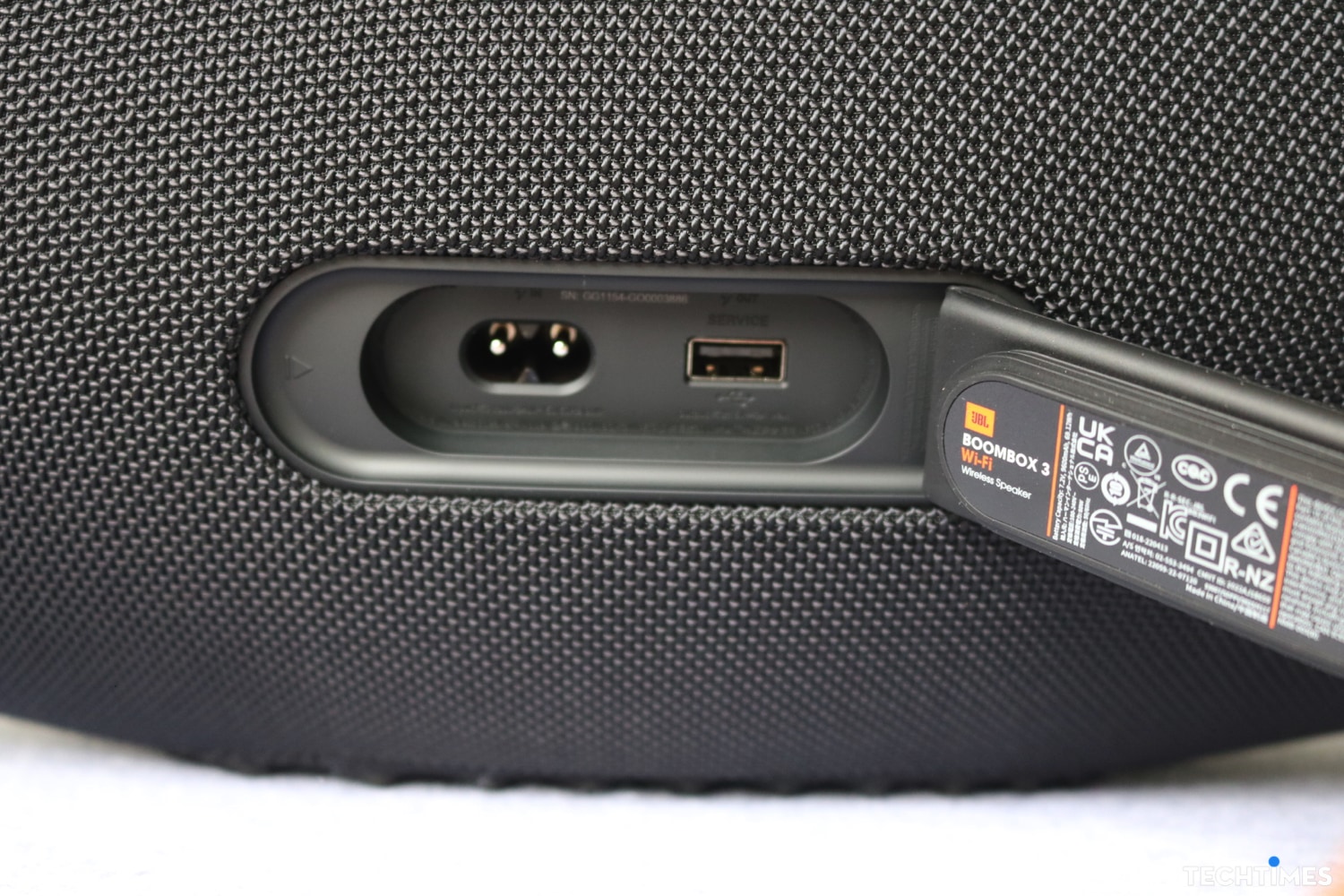 Cổng nguồn và USB-A ở phía sau với nắp đậy chắc chắn để chống nước - bụi bẩn cho thiết bị.