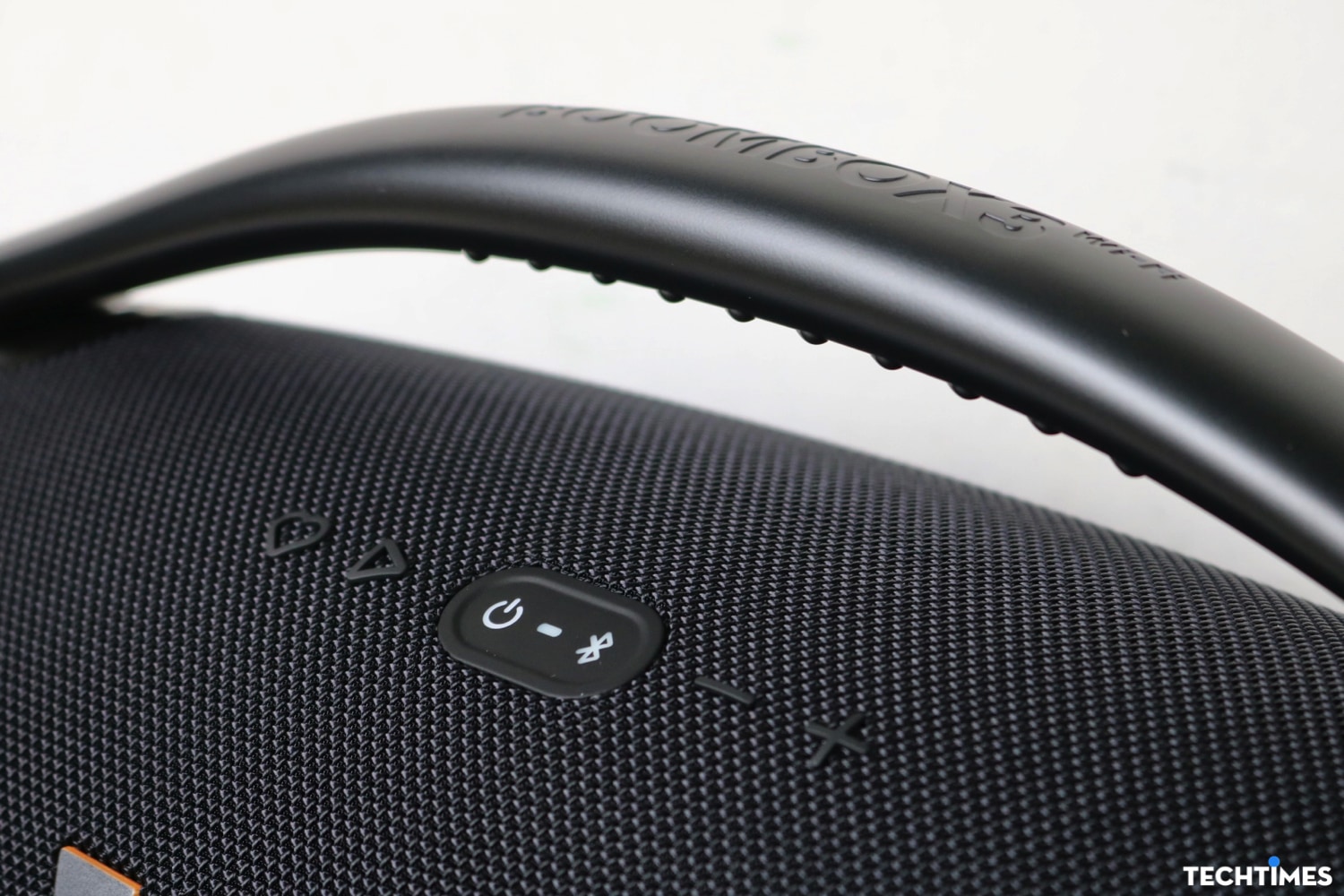 Các nút bấm Favorite, Play, nguồn, Bluetooth, tăng giảm được bố trí phía trên của loa nên dễ dàng thao tác.