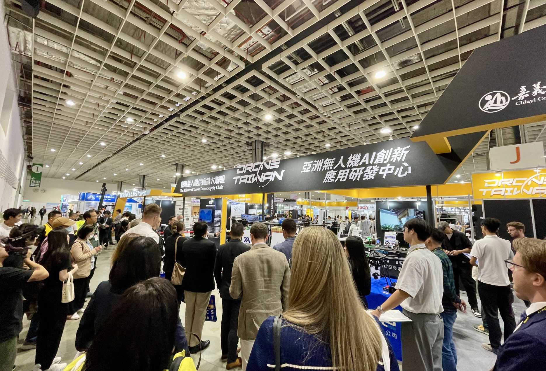 TAITRONICS 2024: Bước tiến vượt trội của ngành ICT Đài Loan và tầm nhìn toàn cầu TechTimes Vietnam TAITRONICS 2024 đã phân chia các khu vực triển lãm theo từng lĩnh vực công nghệ như máy bay không người lái, viễn thông quỹ đạo thấp, và các ứng dụng AI trong nhiều ngành công nghiệp khác nhau.