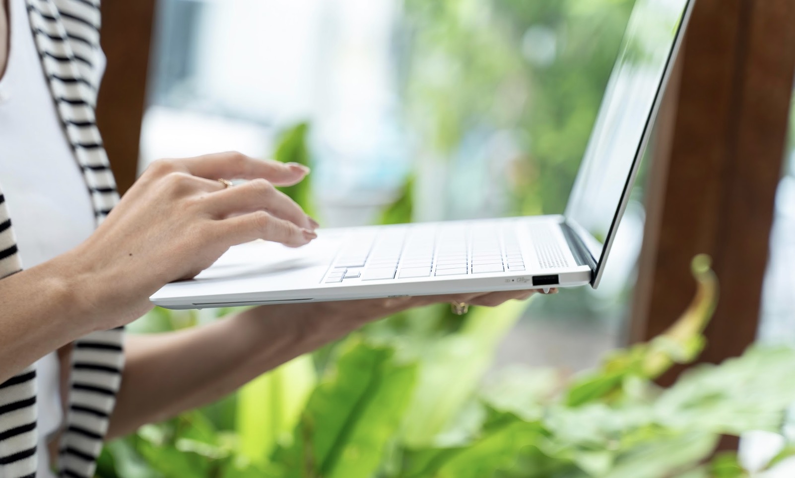 ASUS ra mắt Zenbook S 14 siêu mỏng tích hợp AI, hiệu suất vượt trội