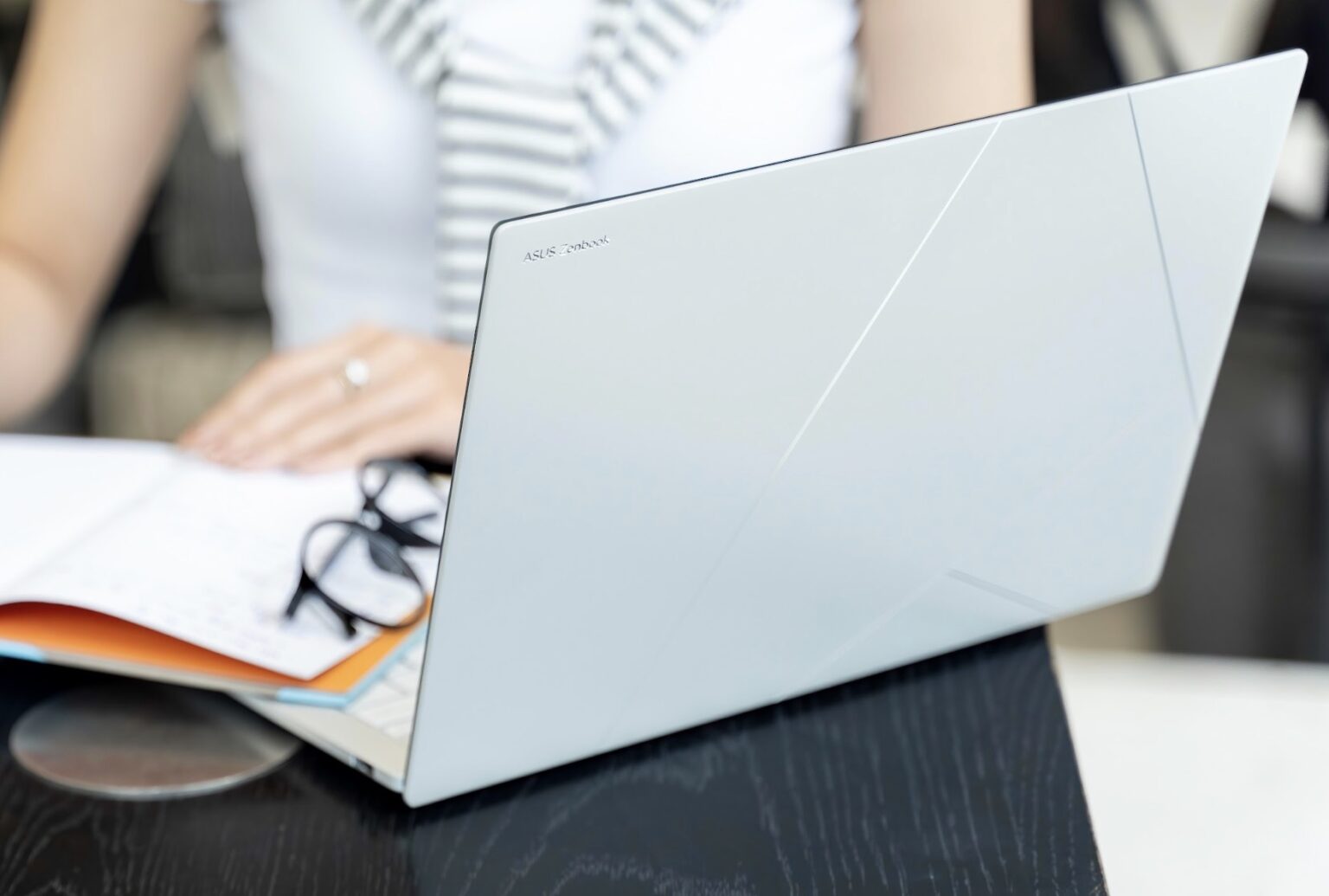 ASUS ra mắt Zenbook S 14 siêu mỏng tích hợp AI, hiệu suất vượt trội