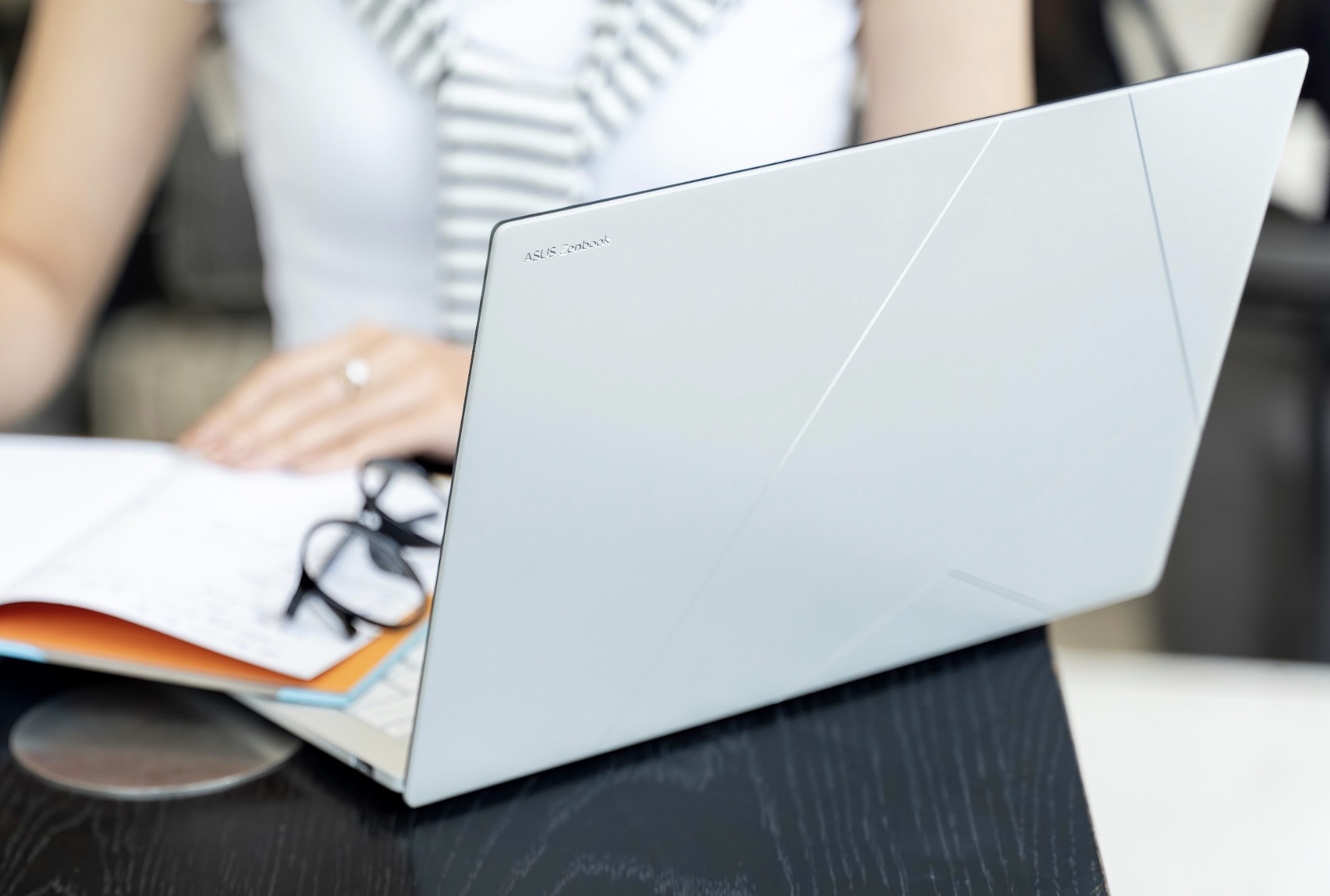 ASUS ra mắt Zenbook S 14 siêu mỏng tích hợp AI, hiệu suất vượt trội