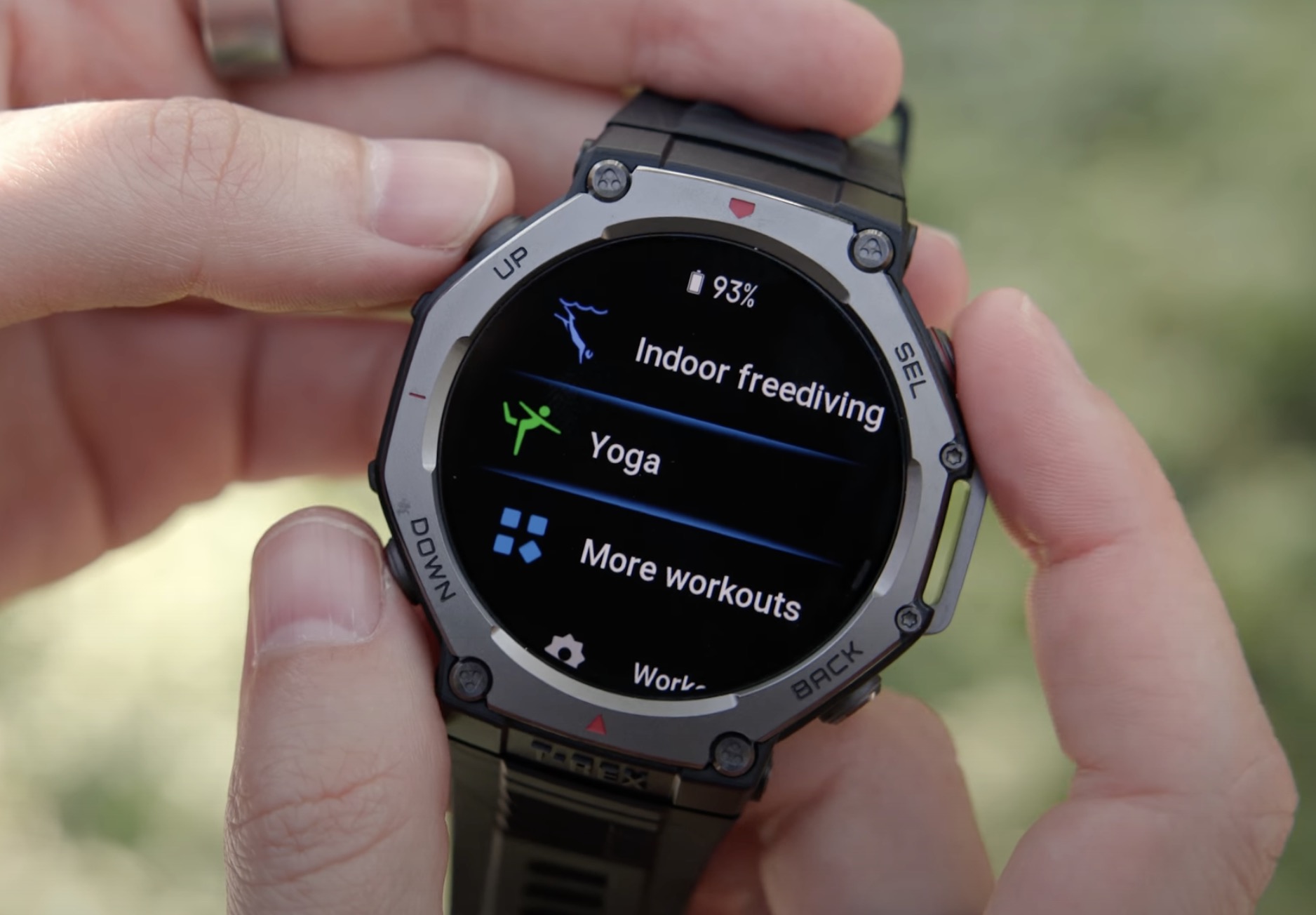 T-Rex 3 không chỉ dừng lại ở các tính năng cơ bản như đếm bước chân hay đo nhịp tim, mà còn cung cấp một bộ thông số chi tiết giúp bạn theo dõi và cải thiện hiệu suất tập luyện: