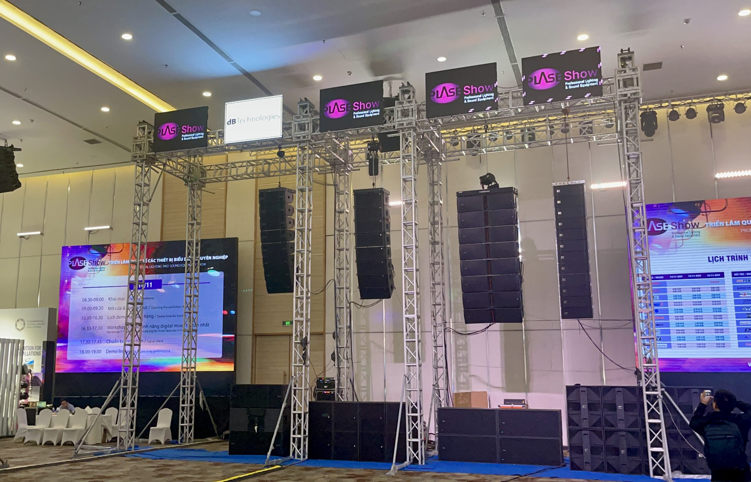 Hệ thống loa treo array full range có giá trị hàng tỉ đồng được trưng bày tại sự kiện.