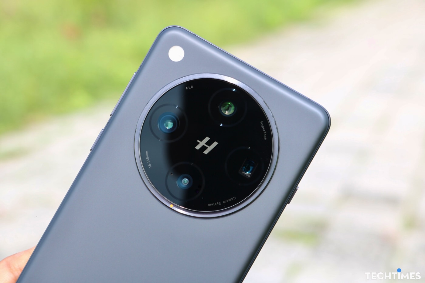 OPPO Find X8 Pro không chỉ đơn thuần là một chiếc smartphone mà còn là một máy ảnh di động mạnh mẽ. Với hệ thống camera đa năng, công nghệ AI tiên tiến và sự hợp tác với Hasselblad, thiết bị này mang lại trải nghiệm nhiếp ảnh vượt trội cho cả người dùng phổ thông và các nhà sáng tạo nội dung chuyên nghiệp.