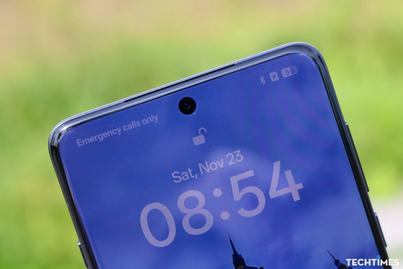 Camera selfie mặt trước: Cảm biến 32MP, kích thước 1/2.74”, tiêu cự 21mm, chuyên dụng cho selfie và video call.