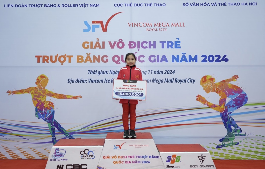 FPT Shop trao thưởng cho vận động viên trượt băng nhí Nguyễn Hoàng Bảo Chi
