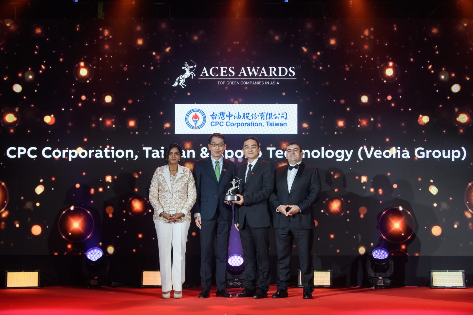CPC Corporation, Đài Loan và Apollo Technology được nhận Giải thưởng Doanh nghiệp xanh hàng đầu châu Á Honouring collaborative excellence in sustainability: Shen-Te Chen, Vice Chairman of Apollo Technology (left center), and Chung-Ying Li, Director of CPC Corporation, Taiwan (right center), proudly receive the Top Green Companies in Asia award on behalf of CPC Corporation, Taiwan, and Apollo Technology, a subsidiary of Veolia Group. This award celebrates their joint efforts to support Taiwan's sustainability goals through pioneering remediation and resource management projects that prioritise environmental responsibility, community welfare, and economic growth. Presenting this prestigious accolade are Dr. Shanggari Balakrishnan, President of the ACES Awards (far left), and Luis Bueno Nieto, Advisor to the ACES Council (far right).