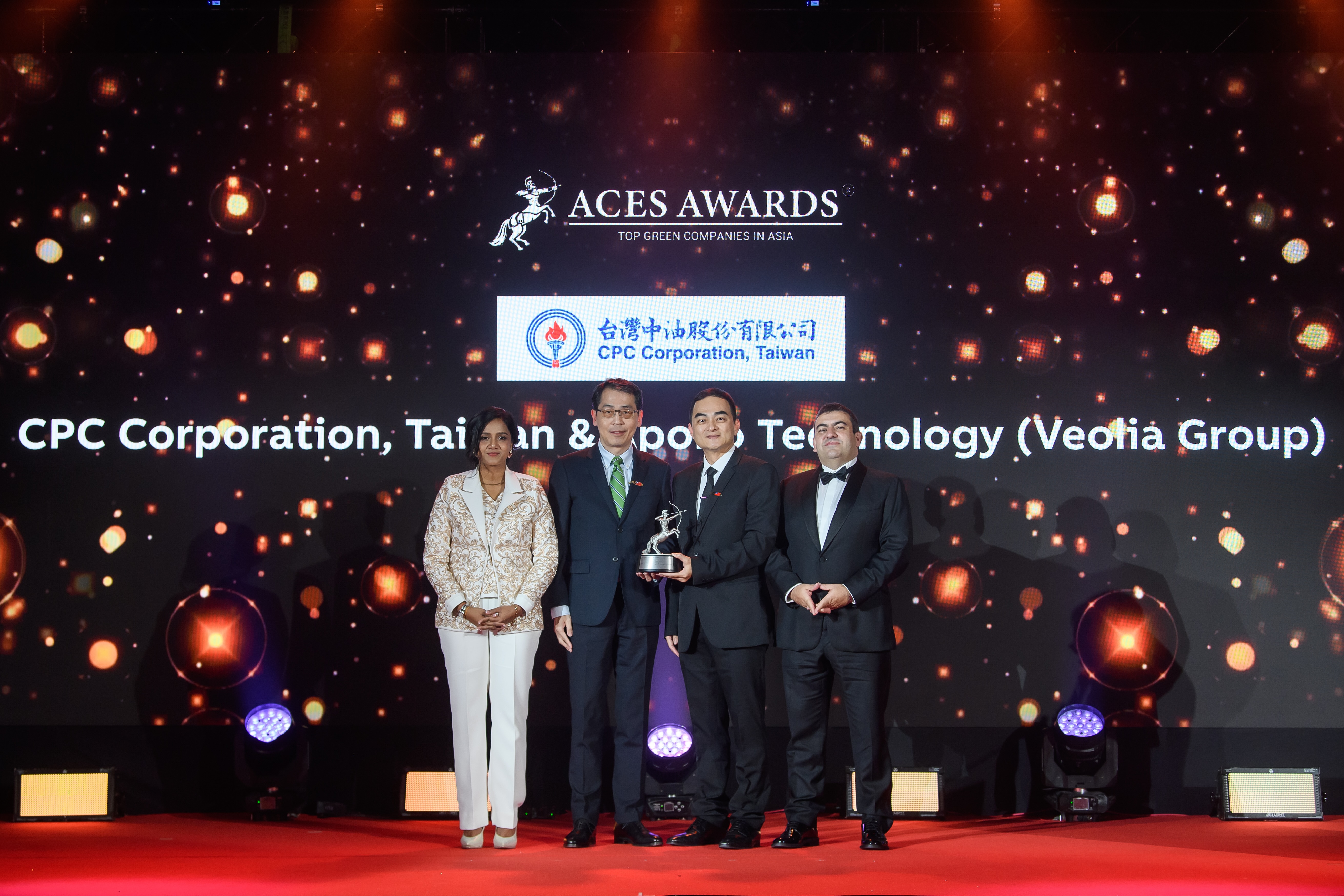 CPC Corporation, Đài Loan và Apollo Technology được nhận Giải thưởng Doanh nghiệp xanh hàng đầu châu Á TechTimes Vietnam Honouring collaborative excellence in sustainability: Shen-Te Chen, Vice Chairman of Apollo Technology (left center), and Chung-Ying Li, Director of CPC Corporation, Taiwan (right center), proudly receive the Top Green Companies in Asia award on behalf of CPC Corporation, Taiwan, and Apollo Technology, a subsidiary of Veolia Group. This award celebrates their joint efforts to support Taiwan's sustainability goals through pioneering remediation and resource management projects that prioritise environmental responsibility, community welfare, and economic growth. Presenting this prestigious accolade are Dr. Shanggari Balakrishnan, President of the ACES Awards (far left), and Luis Bueno Nieto, Advisor to the ACES Council (far right).